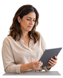 Una profesional revisa la gestión de su clínica en una tablet