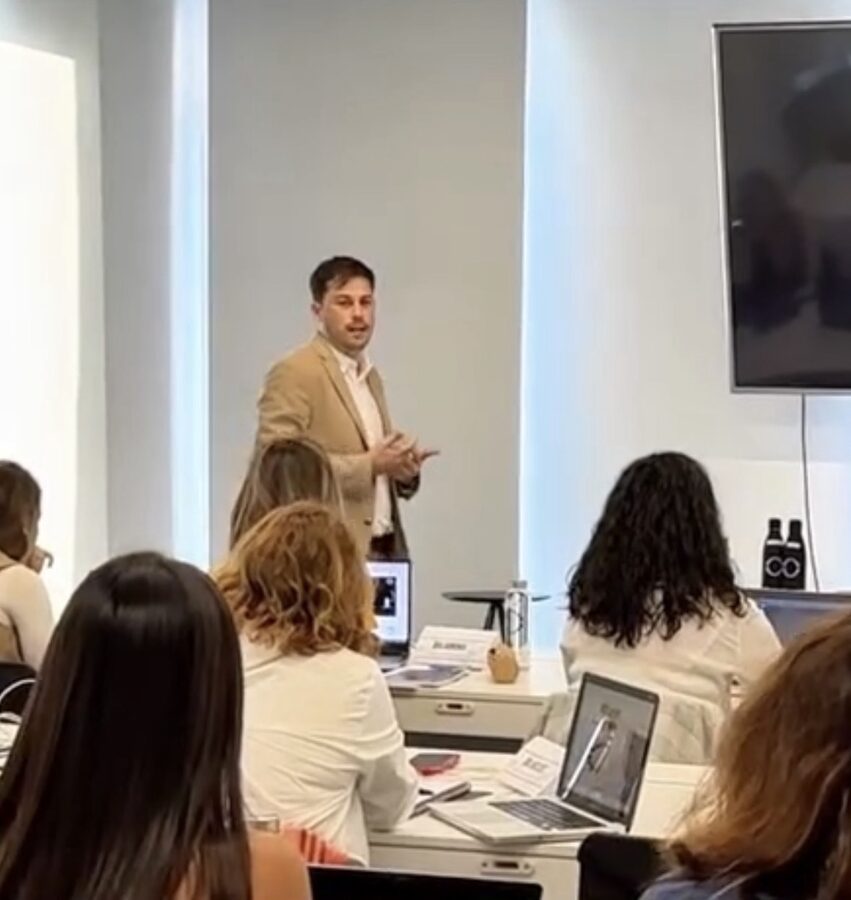 Pedro Roca Sánchez impartiendo una sesión de formación en gestión dental